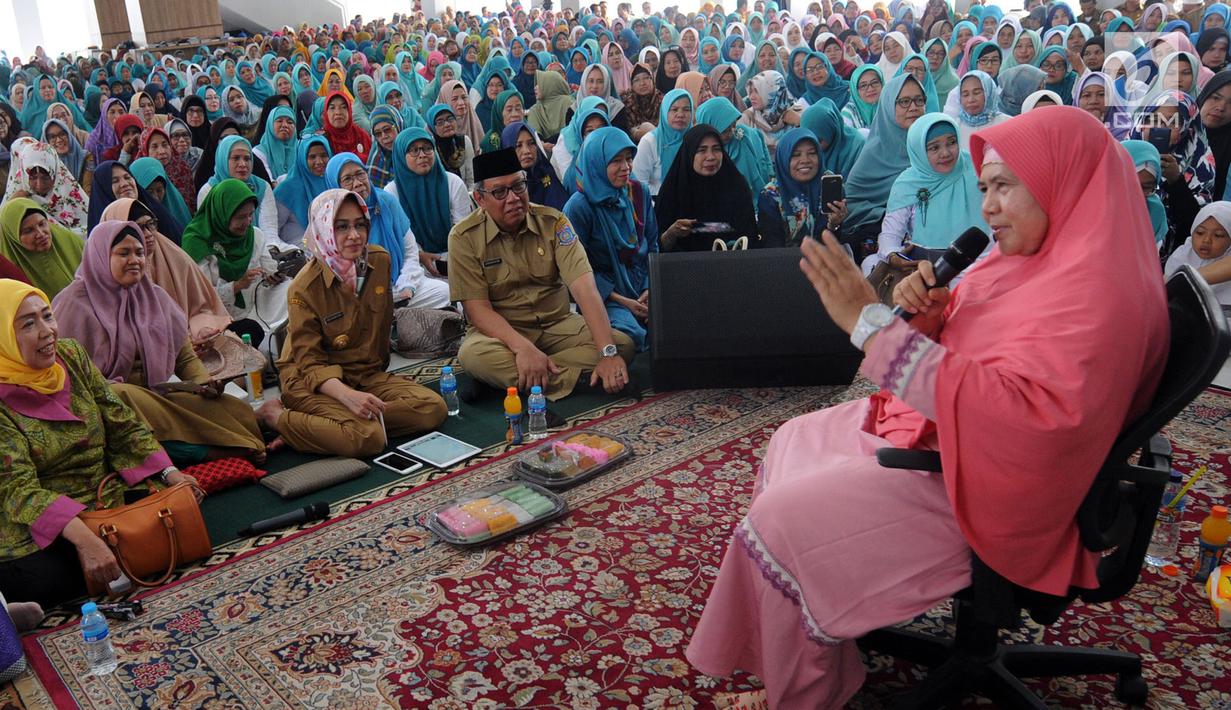 <p>Pendakwah Dedeh Rosidah atau yang lebih dikenal Mamah Dede memberikan Tausyiah mengenai musibah di Indonesia di Masjid al i'tisom, Ciputat, Senin (15/10). Tausiah ini dihadiri ribuan jamaah dari berbagai daerah. (Merdeka.com/Arie Basuki)</p>