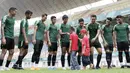 Pemain Timnas Indonesia berjumpa dengan anak-anak pasien kanker saat latihan di Stadion Wibawa Mukti, Jawa Barat, Senin (5/11). Pemusatan latihan Timnas ini merupakan persiapan jelang Piala AFF 2018. (Bola.com/M Iqbal Ichsan)