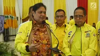 Ketum Partai Golkar Airlangga Hartarto memberi sambutan saat melakukan pemantauan Aplikasi Android SaksiKu untuk Saksi Partai Golkar di TPS pada Pemilu 2019 di Kantor DPP Partai Golkar, Jakarta, Selasa (16/4). (Liputan6.com/Johan Tallo)