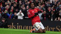 Pemain Manchester United, Patrick Dorgu melakukan selebrasi setelah mencetak gol ke gawang Newcastle dalam laga bertajuk Boxing Day Liga Inggris 2025/2026 di Old Trafford, Manchester, Inggris, Jumat (26/12/2025) waktu setempat. (AFP/Darren Staples)