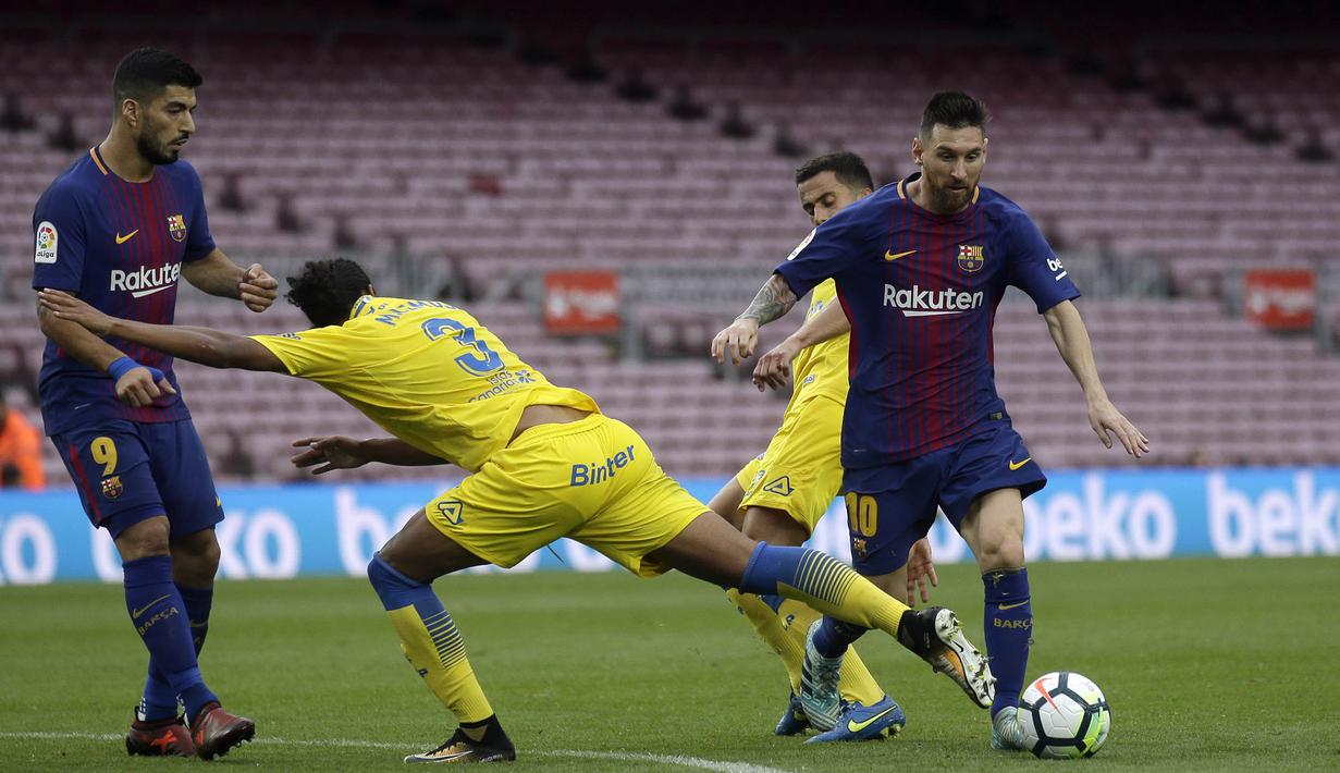 Bintang Barcelona, Lionel Messi, berusaha melewati bek Las Palmas, Mauricio Lemos, pada laga La Liga Spanyol di Stadion Camp Nou, Katalonia, Minggu (1/10/2017). Barcelona menang 3-0 atas Las Palmas. (AP/Manu Fernandez)