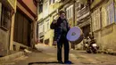 Penabuh gendang Turki, Hakan Ozbingol, memainkan gendang dan menyanyikan lagu-lagu tradisional di jalanan Istanbul, untuk membangunkan umat Muslim untuk sahur, yaitu makan malam Ramadan, pada 24 Februari 2026. Turki memiliki tradisi menabuh drum di jalan-jalan untuk membangunkan sahur sebelum memulai puasa di bulan suci Ramadan. (Yasin AKGUL/AFP)