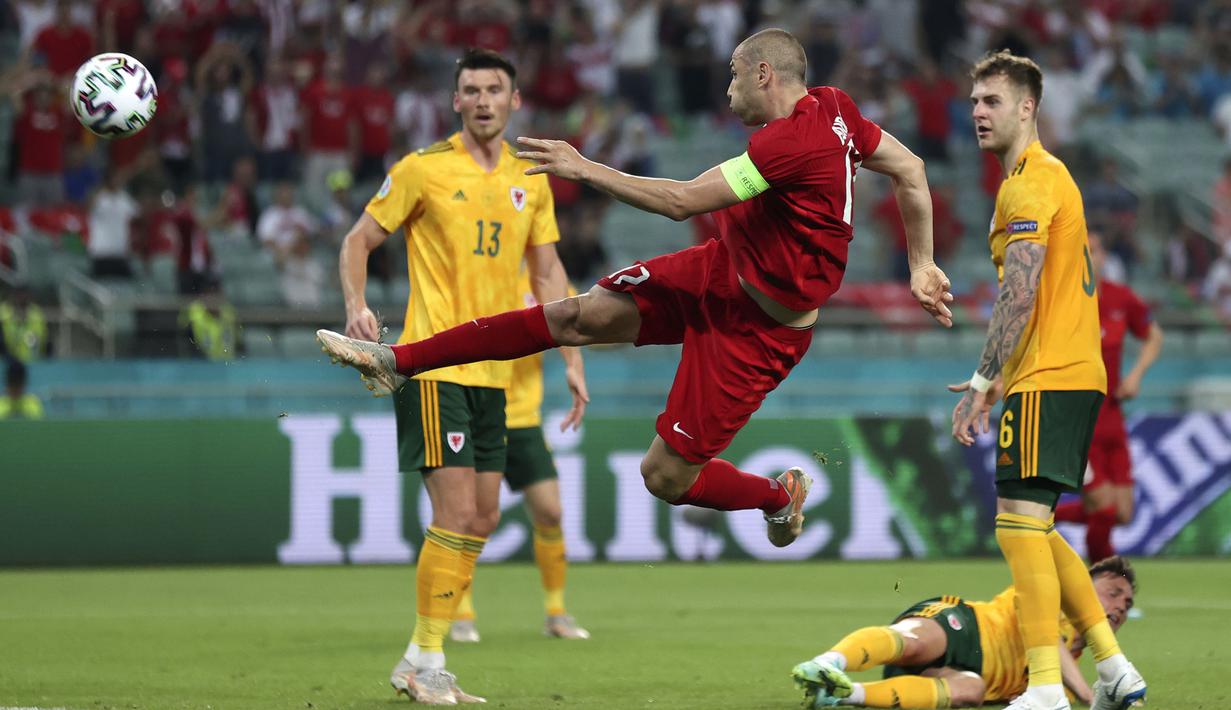 Pada awal babak kedua Turki berinisiatif lebih banyak melancarkan serangan. Turki hampir menyamakan kedudukan lewat Burak Yilmaz  yang melakukan tendangan freestyle di depan gawang Wales tetapi masih dapat diantisipasi oleh Danny Ward. (Foto: AP/Pool/Naomi Baker)