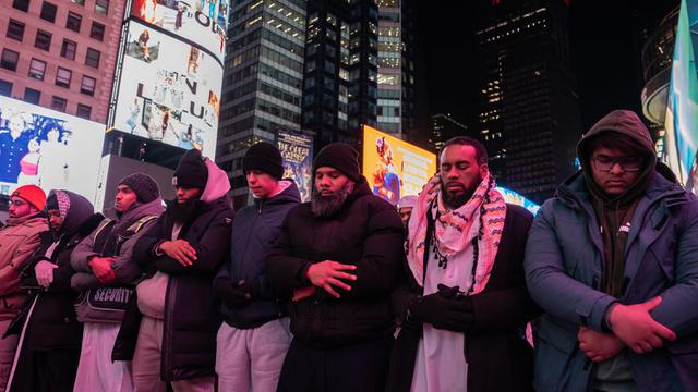Umat Muslim Berbuka Puasa dan Salat Tarawih Bersama di Times Square New York