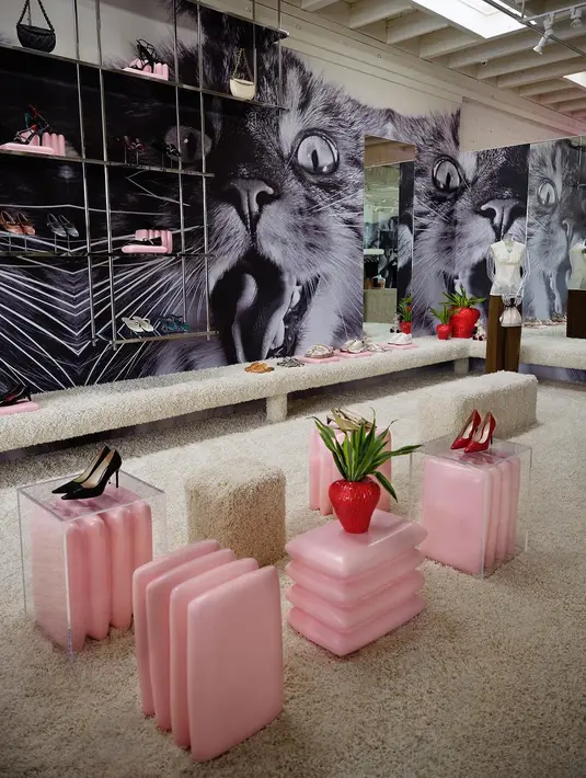 Fasad dan interior toko pop-up ditutupi dengan karya fotografer Jerman Walter Schels, yang menggambarkan potret hitam-putih kucing yang sedang mengeong. [Dok/ToryBurch]