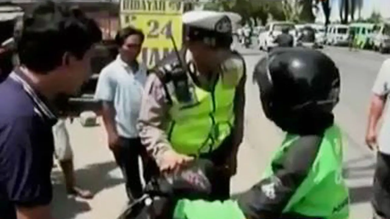  Sopir Mikrolet Razia Ojek Online di Surabaya