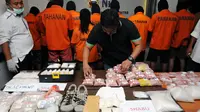 Dit Resnarkoba Polda Metro Jaya menggelar sejumlah barang bukti narkoba di Mapolda Metro Jaya, Kamis (13/11/2014). (Liputan6.com/Helmi Fithriansyah)