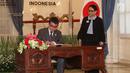 Menlu RI Retno Marsudi menyaksikan Menteri Luar Negeri Jepang Taro Kono menandatangani berkas di Gedung Pancasila, Jakarta, Senin (25/6). Bagi Kono, kunjungan ini merupakan yang pertama sejak dia diangkat menjadi Menlu. (Liputan6.com/Angga Yuniar)