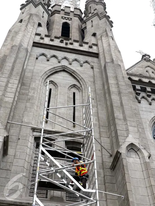 Pekerja melakukan perawatan di Gereja Katedral, Jakarta, Senin (7/11). Gereja Katedral diresmikan dan diberkati oleh Mgr. Edmundus Sybradus Luypen, SJ, seorang Vikaris Apostolik Jakarta pada tanggal 21 April 1901. (Liputan6.com/Gempur M Surya)