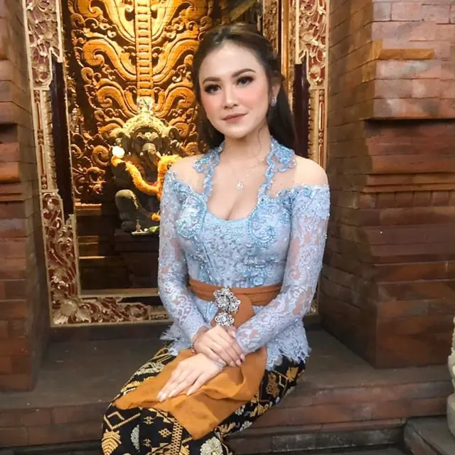 7 Pesona Ayu Khas Perempuan Bali dari Mahalini Raharja dalam Balutan Kebaya dan Kain Wastra
