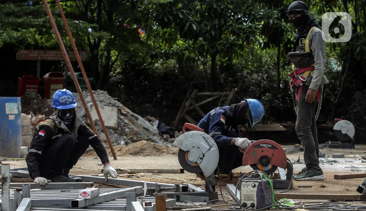 Pekerja menyelesaikan pembangunan JPO RPTRA Kalijodo di Jalan Pangeran Tubagus Angke, Kawasan RPTRA Kalijodo, Tambora, Jakarta Barat, Selasa (30/11/2021). JPO tersebut akan menjadi penghubung RPTRA Kalijodo dengan Masjid Al-Mubarokah, Kalijodo yang lokasinya berseberangan. (Liputan6.com/Johan Tallo)