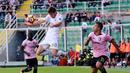 Pemain AC Milan, Mario Pasalic, berusaha menghalau bola dari pemain Palermo dalam laga pekan ke-12 Serie A di Stadion Renzo Barbera, Minggu (6/11/2016). (AFP)