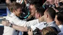 Tim Marcedes memberikan ucapan selamat kepada Nico Rosberg yang menjuarai seri pertama musim balap 2016 di Australia, Minggu (20/3/2016). Podium 2 dan 3 ditempati Lewis Hamilton dan Sebastian Vettel. (Reuters/Brandon Malone)