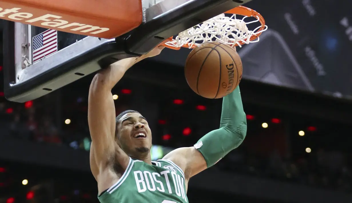 Pebasket Boston Celtics, Jayson Tatum, melakukan dunk saat melawan Atlanta Hawks pada laga NBA di Philips Arena, Atlanta, Senin (6/11/2017). Hawks kalah 107-110 dari Celtics. (AP/John Bazemore
