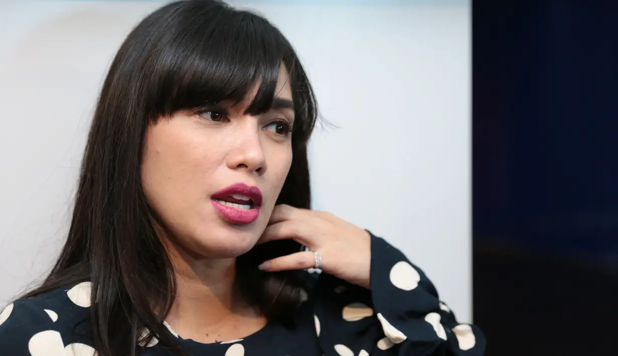 Kini usia kandungan Ussy Sulistyawati telah menginjak usia delapan bulan. Berbagai persiapan telah dilakukan oleh istri dari presenter Andhika Pratama ini. Sang suami juga tidak membatasi kegiatannya. (Adrian Putra/Bintang.com)