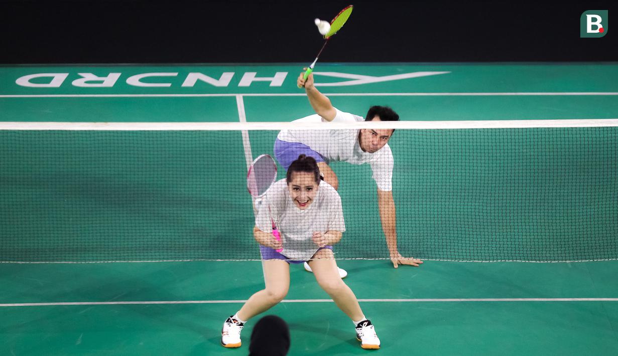 <p>Pasangan selebritas Raffi Ahmad dan Nagita Slavina berusaha mengembalikan kok saat bertanding melawan pasangan Rizky Billar dan Lesti Kejora pada laga bulu tangkis ganda campuran Turnamen Olahraga Selebriti Indonesia (TOSI) di GOR UNJ, Jakarta, Minggu (16/07/2023). Raffi dan Gigi kalah dua set langsung dari Rizky Billar dan Lesti dengan skor 12-21, 10-21.(Bola.com/Bagaskara Lazuardi)</p>