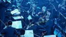 Twilite Orchestra dengan konduktor musik Addie MS tampil dalam konser Symphony Under The Stars di Lippo Mall Kemang, Jakarta, Sabtu (28/7). Mereka membawakan sountrack film terfavorit baik dari dalam maupun luar negeri. (Liputan6.com/Fery Pradolo)