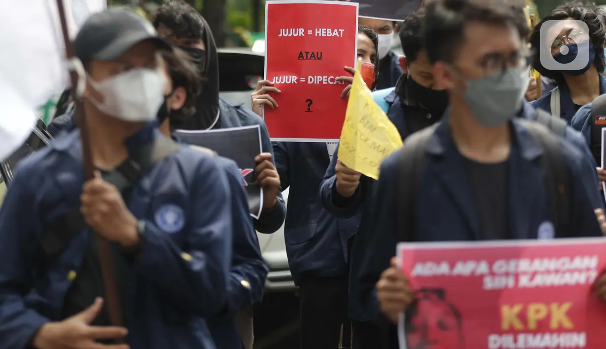 Mahasiswa yang tergabung dalam BEM Institut Pertanian Bogor melakukan aksi unjuk rasa di jalan Kuningan Persada sekitar Gedung Merah Putih KPK, Jakarta, Rabu (2/6/2021). Mereka menolak Tes Wawasan Kebangsaan dan pelantikan pegawai KPK menjadi Aparatur Sipil Negara. (Liputan6.com/Helmi Fithriansyah)