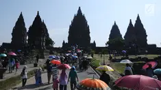 Wisatawan berjalan menuju kawasan Candi Prambanan, Sleman, Yogyakarta, Jumat (30/6). Mengisi libu panjang lebaran 2017, ribuan wisatawan dari berbagai daerah memadati kawasan Candi Prambanan. (Liputan6.com/Helmi Fithriansyah)