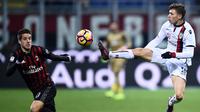 Pemain AC Milan, Mario Paöalic (kiri) mencoba menghadang aksi pemain Cagliari, Nicolo Barella pada lanjutan Serie A di San Siro stadium, Milan (8/1/2017). AC Milan menang 1-0.  (AFP/Filippo Monteforte)