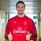 Zlatan Ibrahimovic mengenakan jersey AC Milan saat berfoto di markas AC Milan, Italia, Kamis (2/1/2020). Ibrahimovic kembali memperkuat AC Milan. (Claudio Furlan/LaPresse via AP)