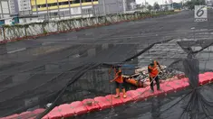 Petugas membersihkan Kali Item yang tertutup kain waring atau jaring di Kemayoran, Jakarta, Minggu (4/11). Sampah plastik, botol mineral, kaleng dan bungkus rokok bertebaran di waring yang membentang di atas Kali Item. (Liputan6.com/Immanuel Antonius)