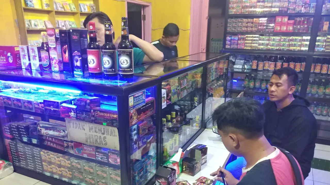 Polisi Sita Kopi Viagra Dan Grebek Wanita Peneman Mabuk-mabukan. (Senin, 14/03/2022). (Dokumentasi Polres Serkot).