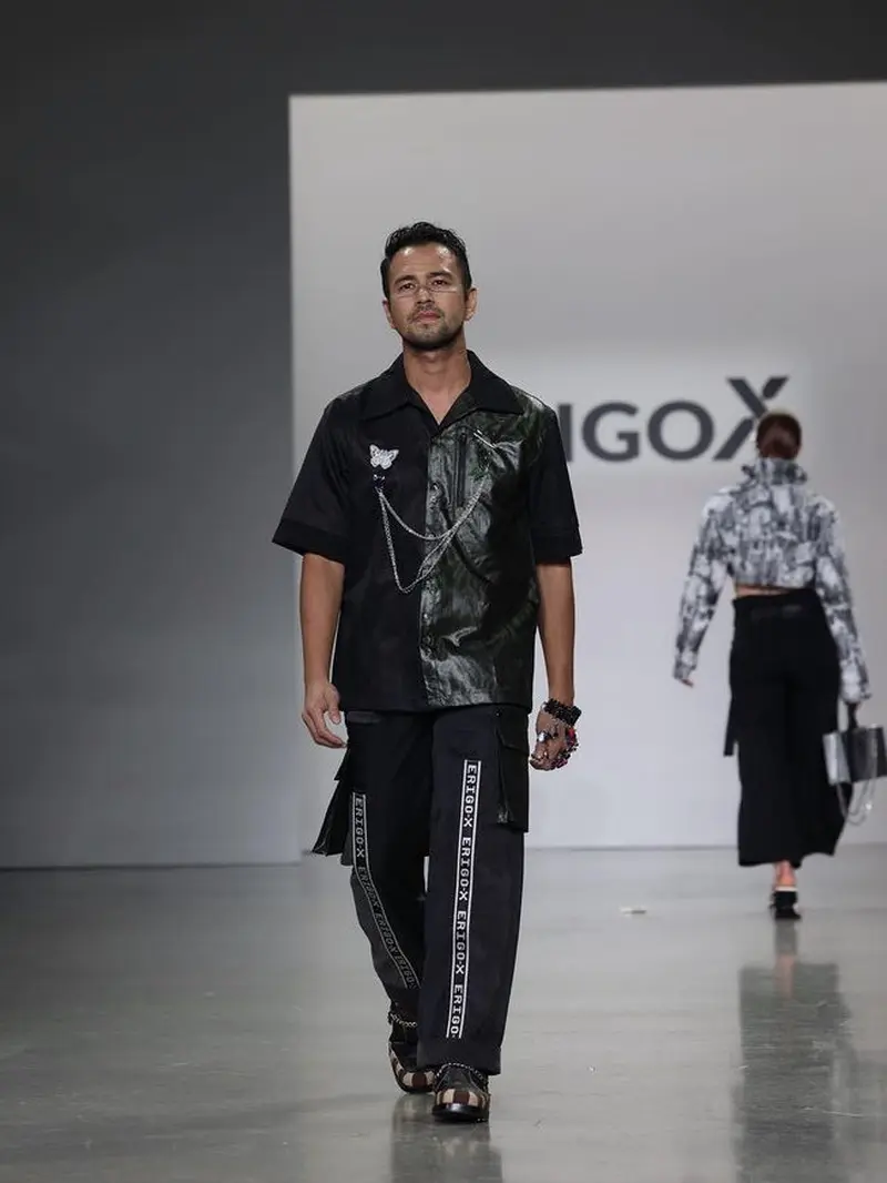 Raffi Ahmad jalan di catwalk New York Fashion Week