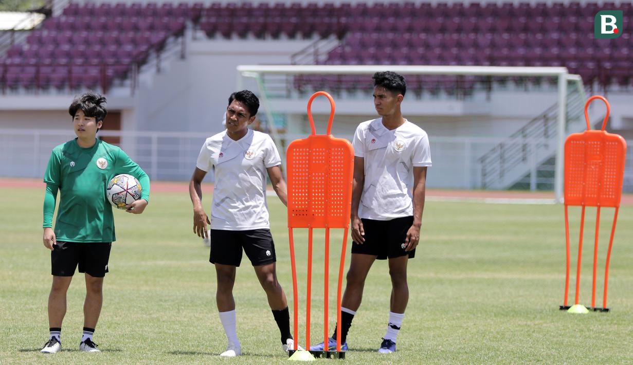 Marselino kerap menjadi tempat kejahilan STY. Pada saat Timnas Indonesia U-20 melakukan pemanasan jelang matchday kedua Grup F Kualifikasi Piala Asia U-20 2023 Shin Tae-yong kedapatan menjambak rambut pemain Persebaya tersebut. (Bola.com/Ikhwan Yanuar)