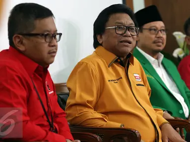 Ketua Umum DPP Hanura Oesman Sapta Odang (kedua kiri) memberikan keterangan pers usai menggelar pertemuan konsolidasi dengan partai-partai pendukung pasangan Ahok-Djarot di Jakarta, Selasa (7/3). (Liputan6.com/Johan Tallo)