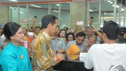 Presiden Jokowi didampingi Ibu Negara Iriana meluncurkan Kartu Indonesia Sehat di Kantor Pos Pasar Baru, Jakarta, Senin (3/11/2014). (Liputan6.com/Herman Zakharia)