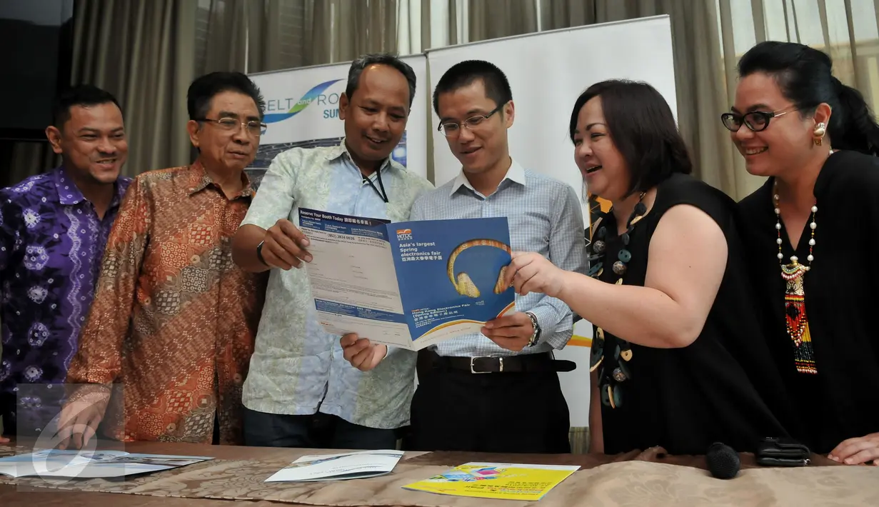 Direktur Hongkong Trade Development Council (HKTDC), Leung Hwan Ko (tiga dari kanan), berbincang bersama para buyer dan distributor di Penang Bistro, Jakarta, Kamis (25/2). (Liputan6.com/Johan Tallo)