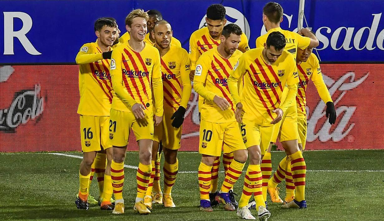 Para pemain Barcelona merayakan gol yang dicetak oleh Frenkie de Jong ke gawang Huesca pada laga Liga Spanyol di Stadion El Alcoraz, Minggu (3/1/2021). Barcelona menang tipis dengan skor 1-0. (AP/Alvaro Barrientos)