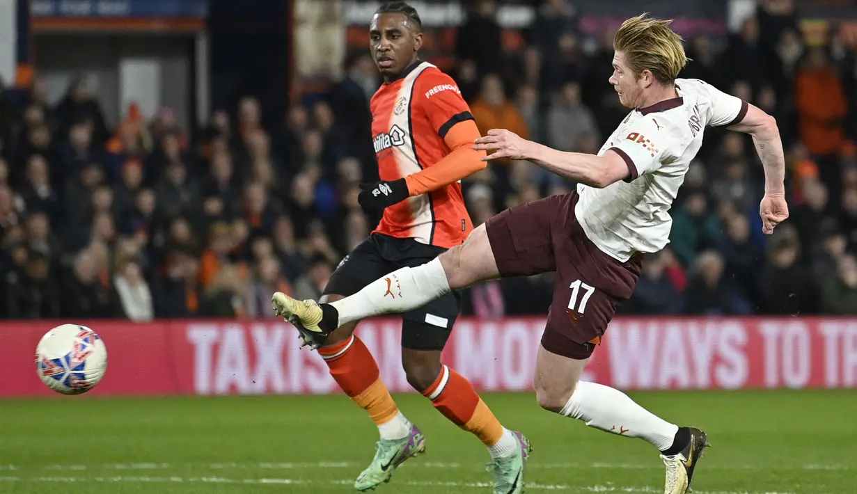 Pemain Manchester City, Kevin De Bruyne (kanan) berusaha melewati pemain Luton Town pada laga putaran kelima Piala FA 2023/2024 yang berlangsung di Kenilworth Road Stadium, Luton, Inggris, Rabu (28/02/2024) dini hari WIB. (AFP/Justin Tallis)