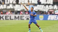 Hingga peluit panjang dibunyikan skor tidak berubah, Persib unggul 1-0 atas Persija. Tampak dalam foto, penyerang sayap kiri Persib, Beckham Putra (kiri) saat pertandingan pekan ke-17 BRI Super League 2025/2026 melawan Persija di Stadion Gelora Bandung Lautan Api (GBLA), Bandung, Jawa Barat, Minggu 11 Januari 2026. (Bola.com/Abdul Aziz)