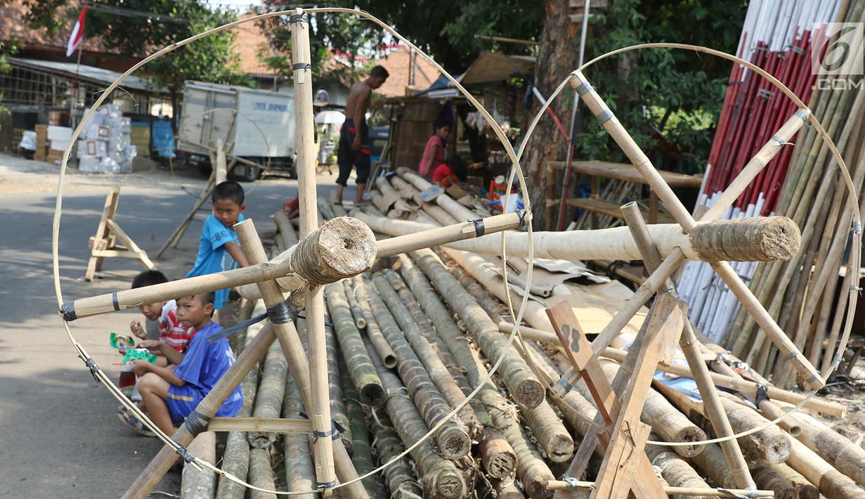 Batang pohon pinang yang dijual di kawasan Manggarai, Jakarta, Kamis (3/7). Pohon pinang tersebut dijual seharga Rp900ribu perbatang, yang banyak digunakan untuk meramaikan perlombaan perayaan HUT Kemerdekaan RI. (Liputan6.com/Immanuel Antonius)