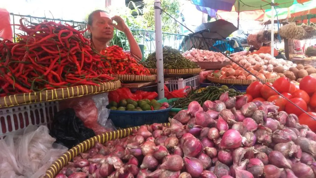 Seorang pedagang sayur di Pasar Kebayoran, Jakarta Selatan, Jumat (9/2/2018). (Maul/Liputan6.com)