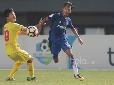 Pemain Persib Bandung U-19, Beckham (kanan ) berebut bola dengan pemain Bhayangkara FC U-19, Reksa pada laga Liga 1 U-19 di Stadion Patriot, Bekasi, (21/7/2017). Persib U-19 bermain imbang 1-1. (Bola.com/Nicklas Hanoatubun)