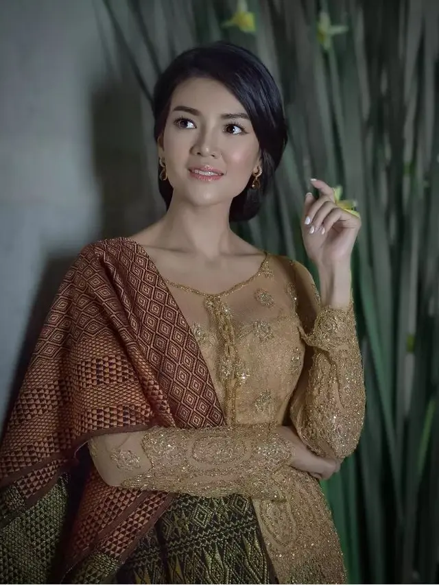 6 Potret Farah Quinn Pakai Kebaya dan Kain Tenun Sumatera Utara, Tampil Anggun