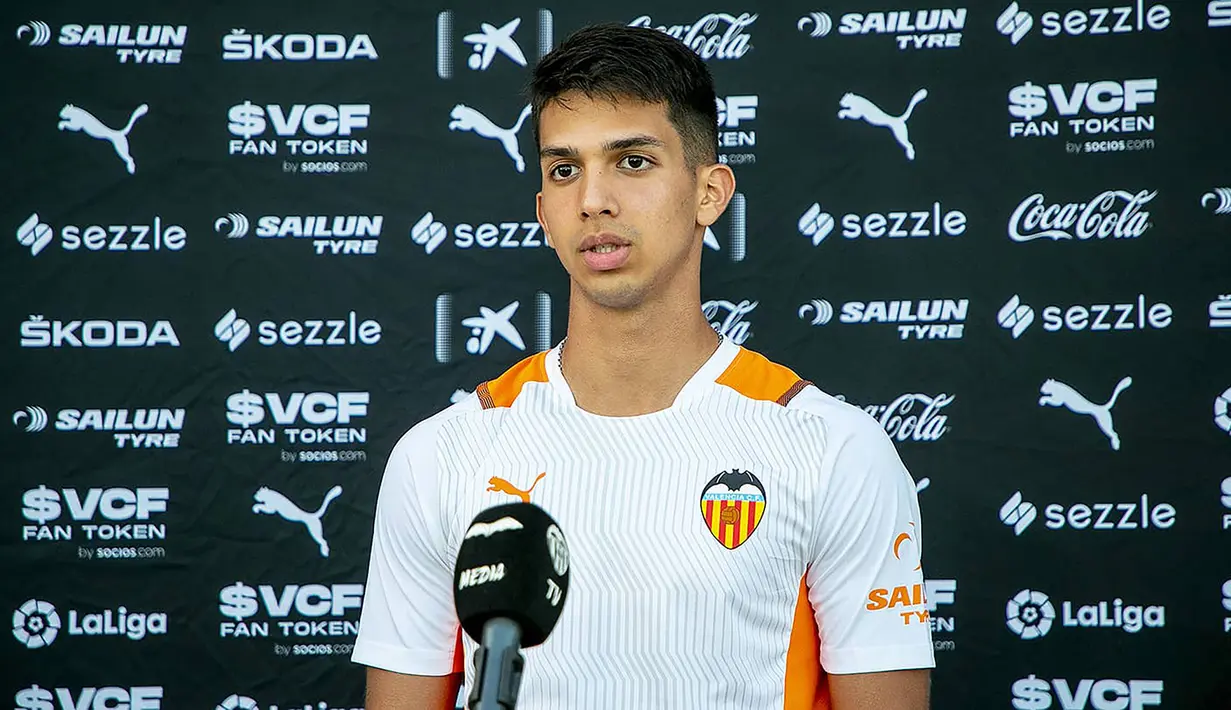 Alessandro Burlamaqui. Gelandang berusia 20 tahun jebolan akademi Espanyol ini kini sedang menjalani musim pertamanya bersama tim yunior Valencia. Bersama Timnas Peru ia baru berlaga di level U-17 dan U-20. (valenciacf.com)