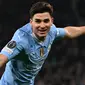 Pemain Manchester City, Julian Alvarez melakukan selebrasi setelah mencetak gol kedua timnya ke gawang FC Copenhagen pada laga leg kedua 16 besar Liga Champions 2023/2024 di Stadion Etihad, Manchester, Inggris, Kamis (07/03/2024). (AFP/Paul Ellis)