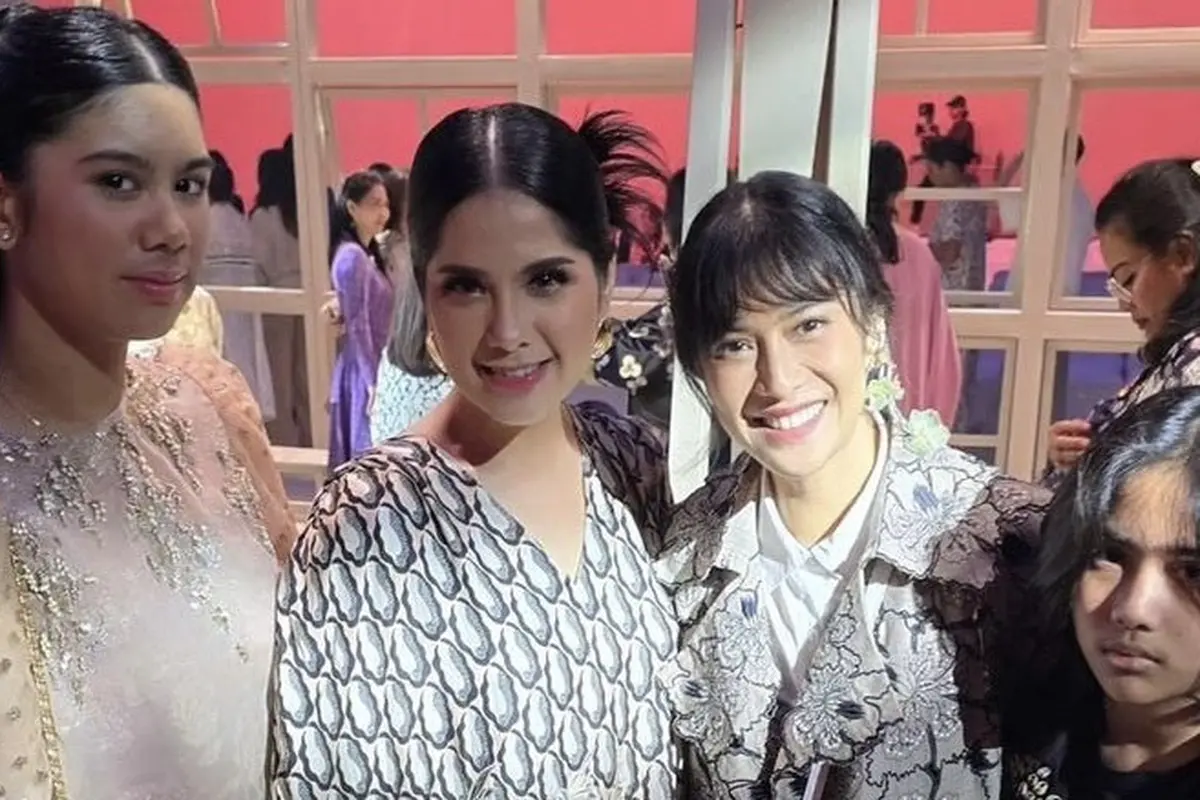 Gaya Almira Putri Annisa Pohan dengan Ishana Putri Dian Sastrowardoyo saat Hadir Fashion Show Biyan