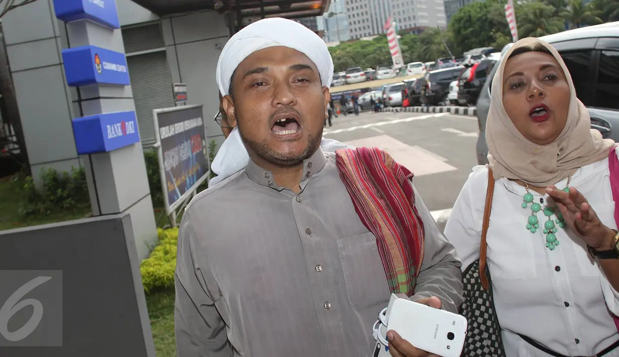 Sekjen Dewan Syuro DPD FPI DKI Jakarta Novel Bamukmin tiba di Sentra Pelayanan Kepolisian Terpadu (SPKT) Polda Metro Jaya, Jakarta, Kamis (5/1). Kedatangannya untuk melaporkan Ahok atas pencemaran nama baik. (Liputan6.com/Immanuel Antonius)
