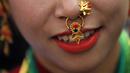 Seorang wanita memakai perhiasan jelang parade "Tamu Losar", Kathmandu, Nepal, Jumat (30/12). Parade tersebut digelar untuk menyambut pergantian tahun. (AP Photo / Niranjan Shrestha)