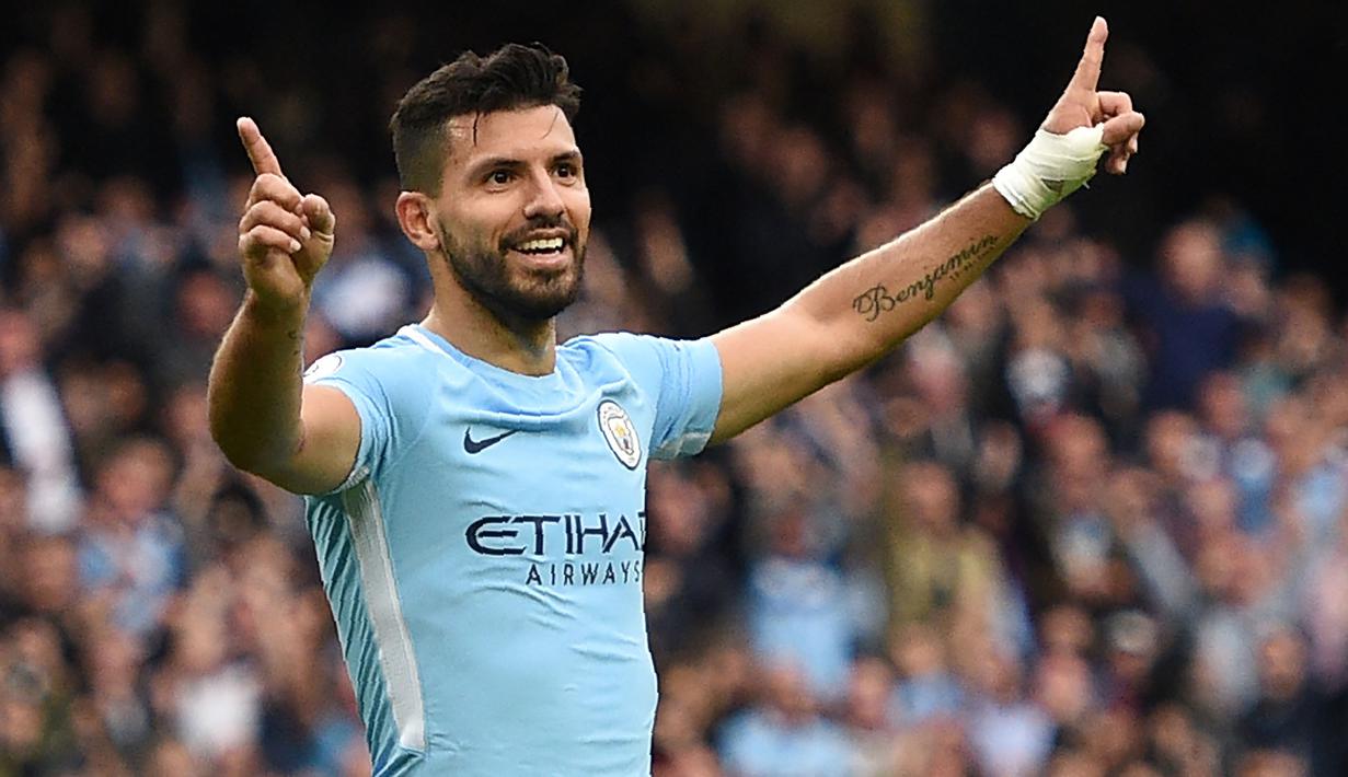 Sergio Aguero yang pensiun dini pada Desember 2021 bersama Barcelona akibat masalah kesehatan, tercatat membela The Citizens selama 10 musim mulai 2011/2012 hingga 2020/2021. Ia total mencetak 9 gol untuk Manchester City dalam 16 laga Derby Manchester. (AFP/Oli Scarff)
