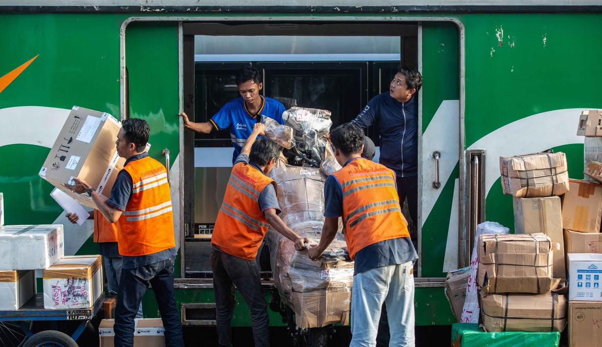 Sebagai informasi, Program Motis Lebaran 2026 melayani tiga lintas utama, yakni lintas utara, lintas tengah, dan lintas selatan dengan kouta 11.900 motor. Tampak dalam foto, sepeda motor yang dibungkus diturunkan oleh para pekerja dari gerbong barang kereta api di stasiun kereta api Lempuyangan, Yogyakarta pada 14 Maret 2026. (DEVI RAHMAN/AFP)