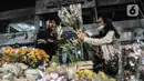 Warga memilih bunga hias di Pasar Rawamangun, Jakarta, Rabu (12/5/2021). Berburu bunga hias seperti sedap malam dan krisan merupakan salah satu tradisi warga muslim di Ibu Kota untuk digunakan sebagai penghias rumah saat perayaan Idul Fitri. (merdeka.com/Iqbal S. Nugroho)