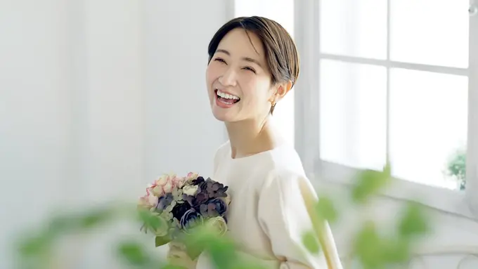 jatuh cinta bahagia membawa bunga dewasa