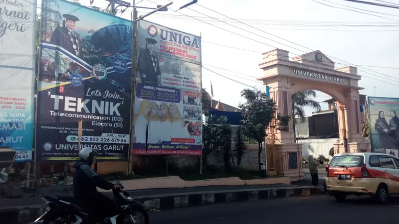 Gapura utama pintu masuk Uniga, di Jalan Samarang-Garut, Jawa Barat nampak terlihat megah