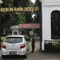 Petugas keamanan memeriksa pengunjung di Kebun Raya Bogor, Jawa Barat, Selasa (7/7/2020). Kebun Raya Bogor menerapkan pemesanan tiket secara daring serta kapasitas pengunjung dibatasi hanya 50 persen. (Liputan6.com/Herman Zakharia)